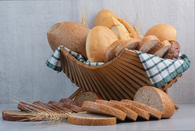 Assortiment van brood in mand op marmeren oppervlak