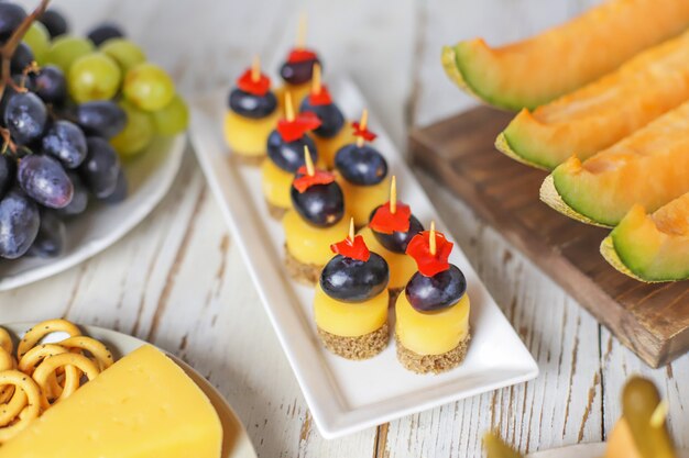 Assortiment van canapeetjes op witte tafel.