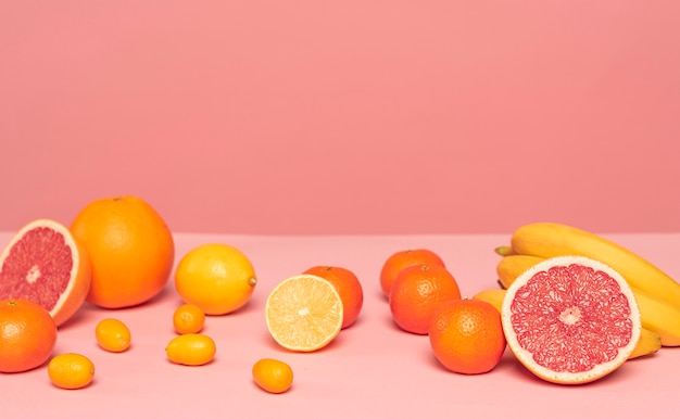 Assortiment van citrusvruchten op roze tafel