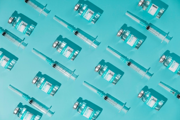 Gratis foto assortiment van coronavirusvaccin in laboratorium