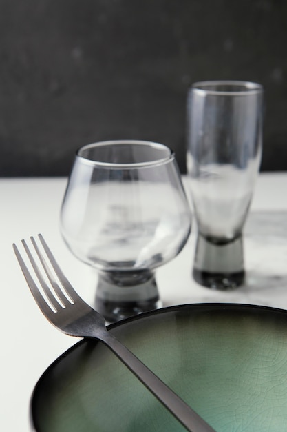 Assortiment van elegant vaatwerk op tafel