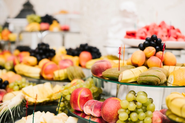 Assortiment van fruit gepresenteerd op een tafel