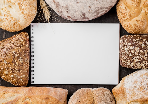 Assortiment van gebakken brood met Kladblok