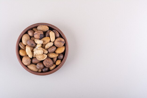 Assortiment van gepelde biologische noten geplaatst op een witte achtergrond. Hoge kwaliteit foto