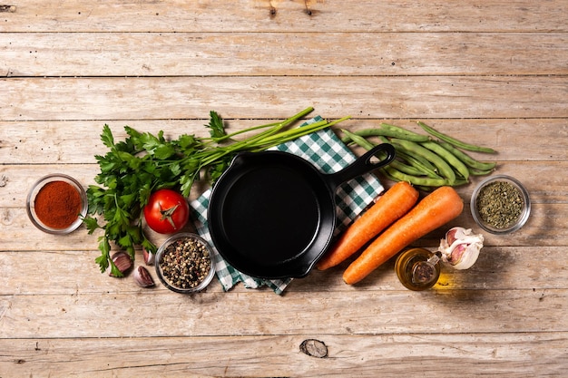 Assortiment van groenten, kruiden en specerijen op houten tafel top view