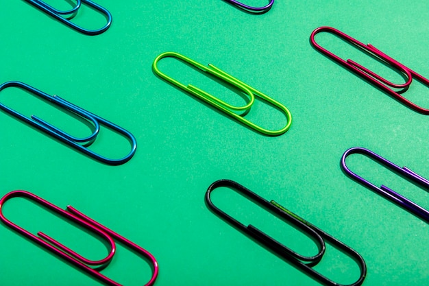 Gratis foto assortiment van kleurrijke paperclips hoge weergave