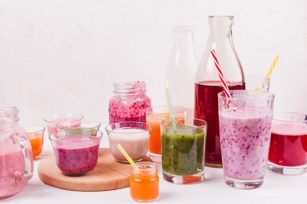 Assortiment van kleurrijke smoothies op tafel