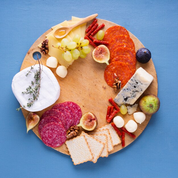 Assortiment van smakelijke snacks op een tafel