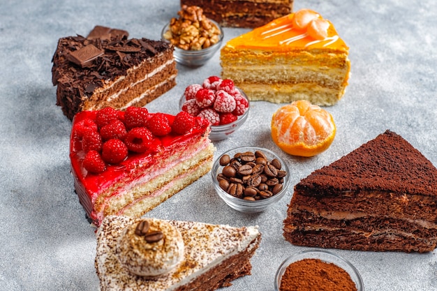 Assortiment van stukjes cake.