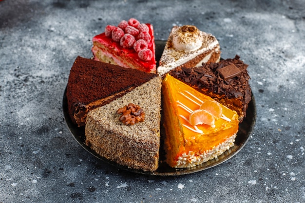 Assortiment van stukjes cake.