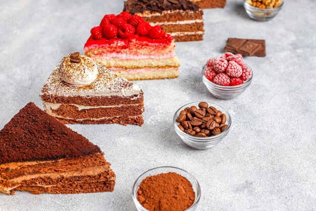 Assortiment van stukjes cake.