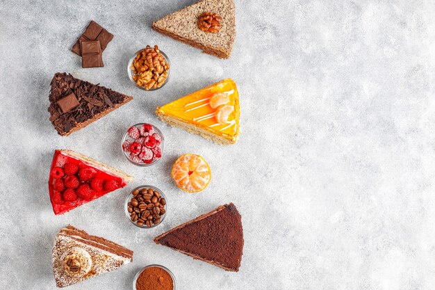 Assortiment van stukjes cake.