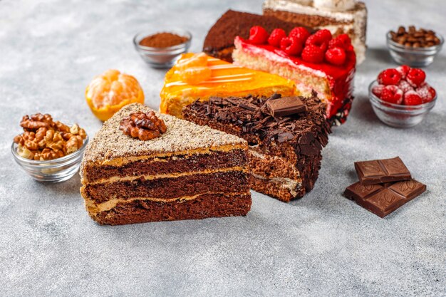 Assortiment van stukjes cake.