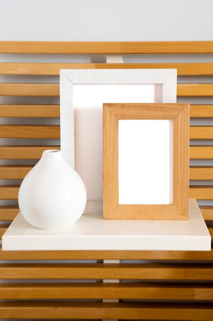 Assortiment van witte lege frames op tafel