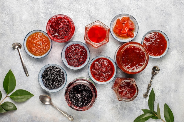 Assortiment van zoete jam en seizoensfruit en bessen, bovenaanzicht