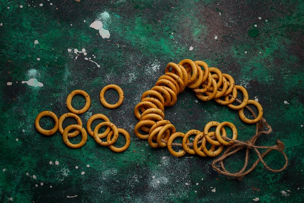 Gratis foto assortiment van zoute crackers geschoten vanaf de bovenkant op kleurrijk met kopie. zoute feest snacks mix