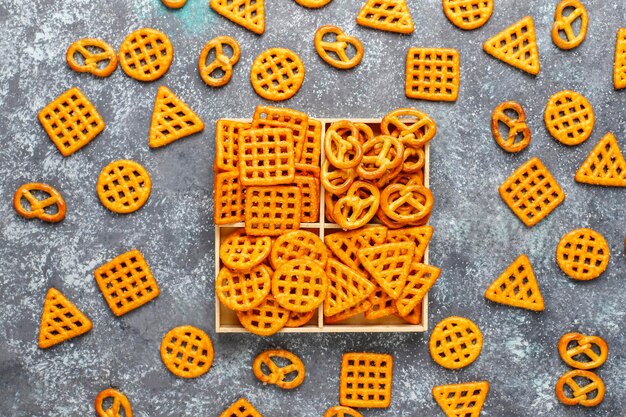 Assortiment van zoute crackers.