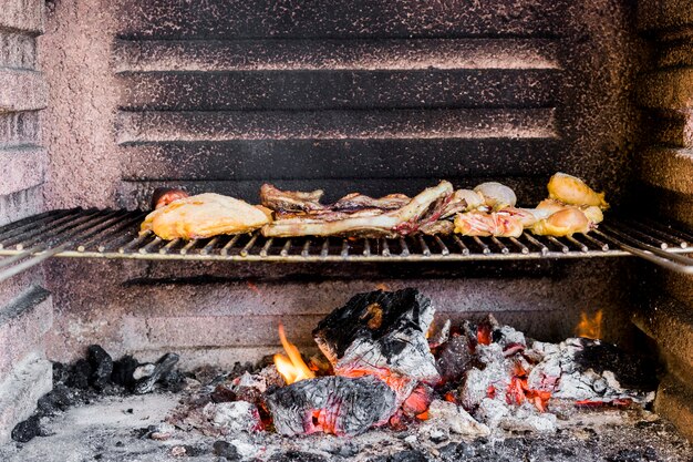 Assortiment vlees gegrild koken in de barbecue