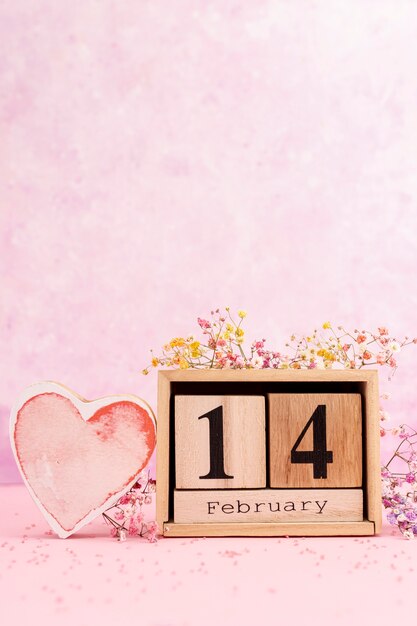 Assortiment voor 14 februari met roze achtergrond