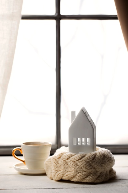 Gratis foto assortiment witte huis en koffiekopjes