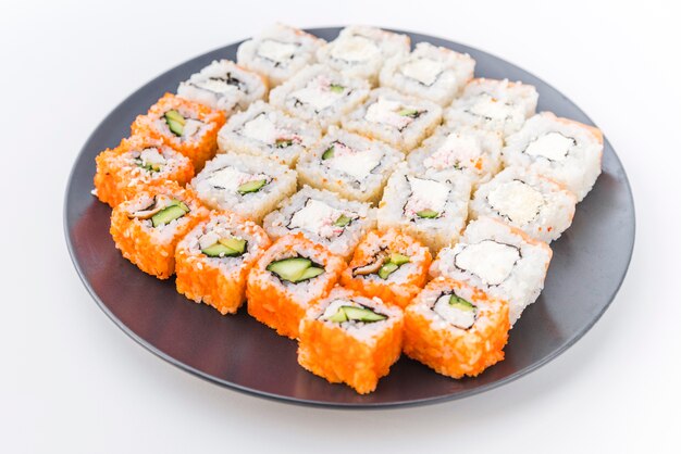 Assortimenten sushi op een bord