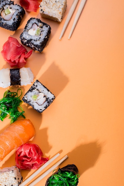 Assortimenten van sushi met kopie-ruimte