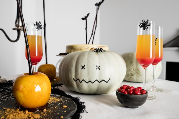 Assortimenten van traktaties en decoraties voor halloween