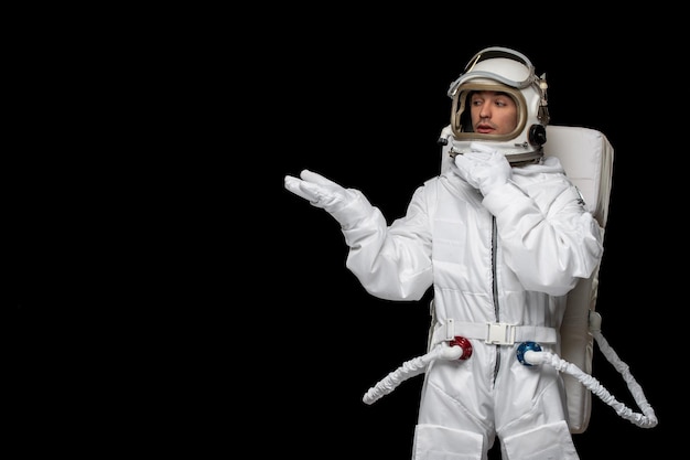 Astronaut dag ruimtevaarder in melkweg ruimtepak helm denkend af wat te doen landde verward