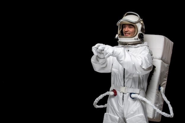 Gratis foto astronaut dag ruimtevaarder in melkweg ruimtepak helm hand in hand samen glimlachend open gezicht
