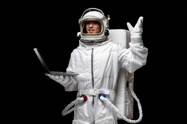 Astronaut dag ruimtevaarder in wit ruimtepak kostuum open glazen helm met computer opgestoken hand