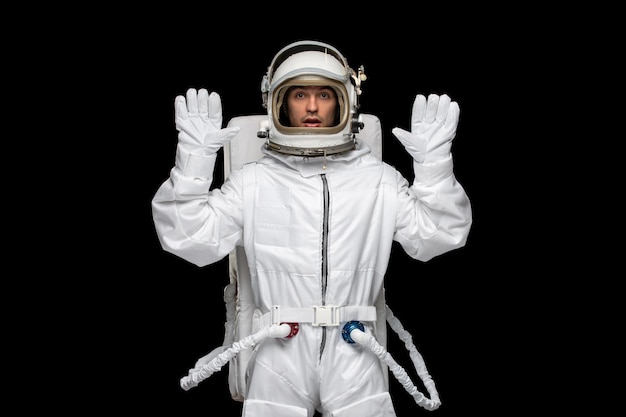 Gratis foto astronaut day spaceman in galaxy outer space ruimtepak helm handen omhoog bang hulp nodig