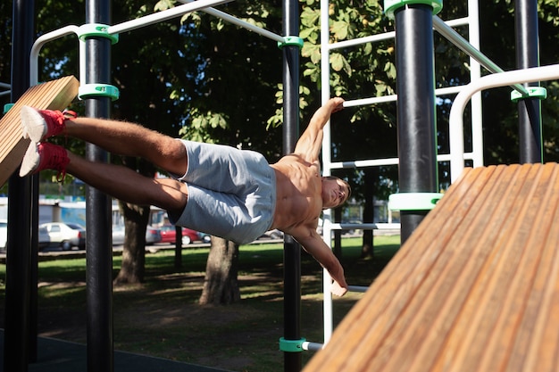 Atleet die oefeningen doen bij stadion bij park