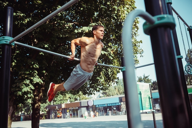 Atleet die oefeningen doen bij stadion bij park