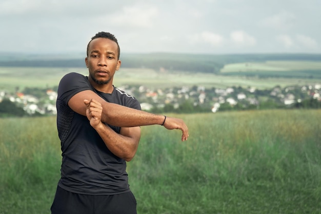 Atleet die oefeningen doet voor de handen in de natuur