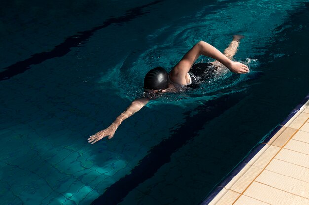 Atleet die volledig in het zwembad zwemt