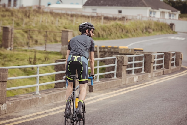 Atleet fietsen op de weg