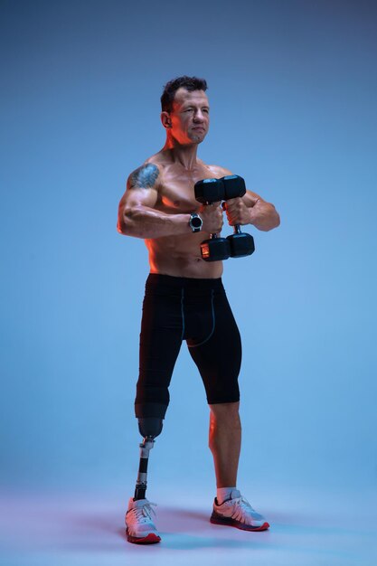 Atleet met een handicap of geamputeerde geïsoleerd op blauwe studio achtergrond