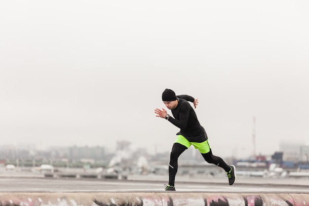 Atleet sprinten op dak