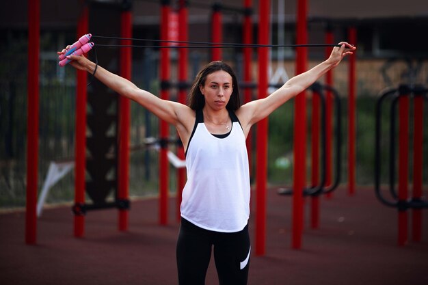 Atletiekmeisjes in het stadion doen oefeningen