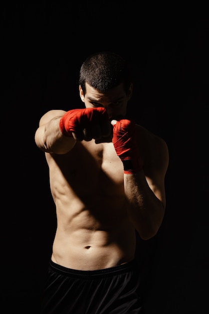 Atletisch bokserponsen met vastberadenheid en voorzorg