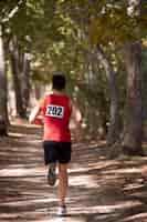 Gratis foto atletische man die deelneemt aan een cross country