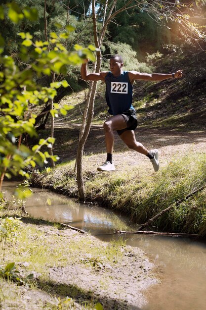 Atletische man die deelneemt aan een cross country