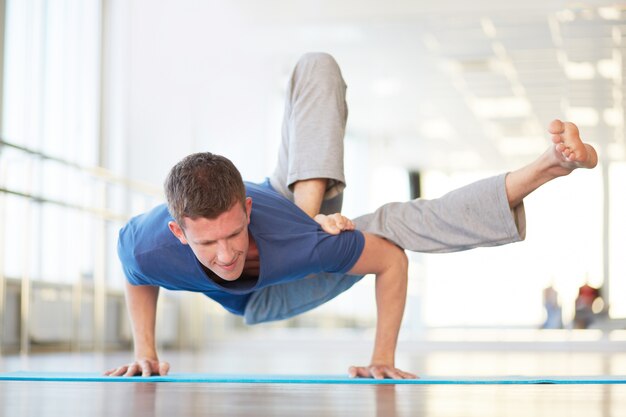 Atletische man training in de ochtend