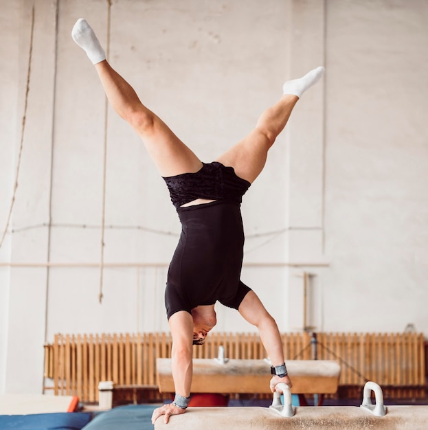 Gratis foto atletische man uitoefenen op paard met bogen