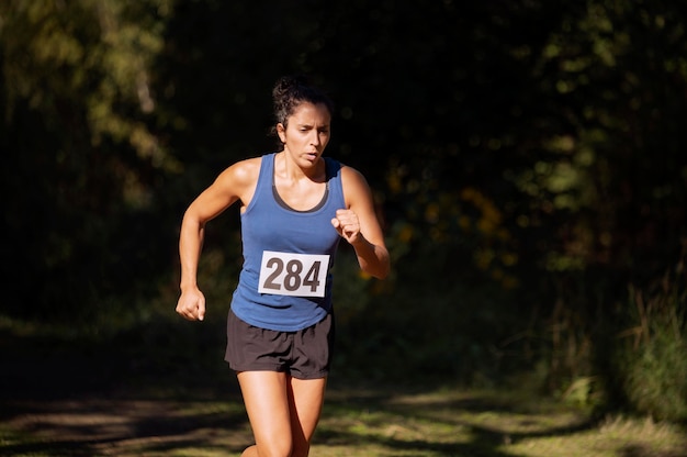 Gratis foto atletische vrouw die deelneemt aan een cross country