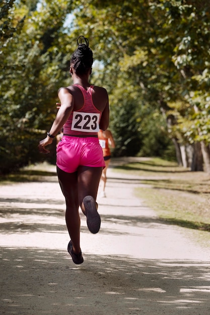 Atletische vrouw die deelneemt aan een cross country