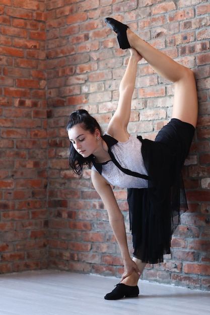 Atletische vrouw die het gymnastiek- uitrekken doet