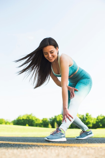 Gratis foto atletische vrouw het beoefenen van sport buiten