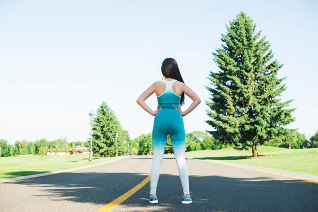 Atletische vrouw het beoefenen van sport buiten