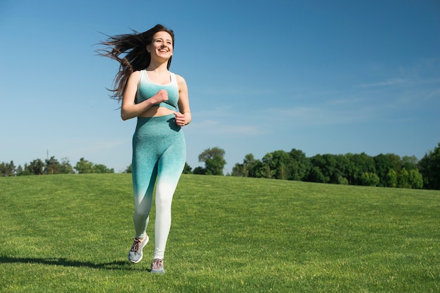 Atletische vrouw loopt buiten in een park